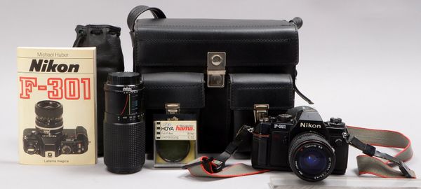 Sammler-Kamera, Nikon 'F-301', mit 'Lens Series E, 50 mm 1:1,8'/2x Tokina-Zusatzobj.