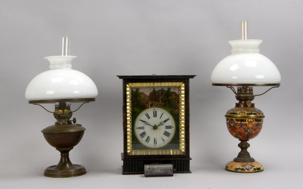 2 Petroleumlampen, versch. Ausf., 1x Keramikfuß/1x Messingfuß; und 1 Wanduhr