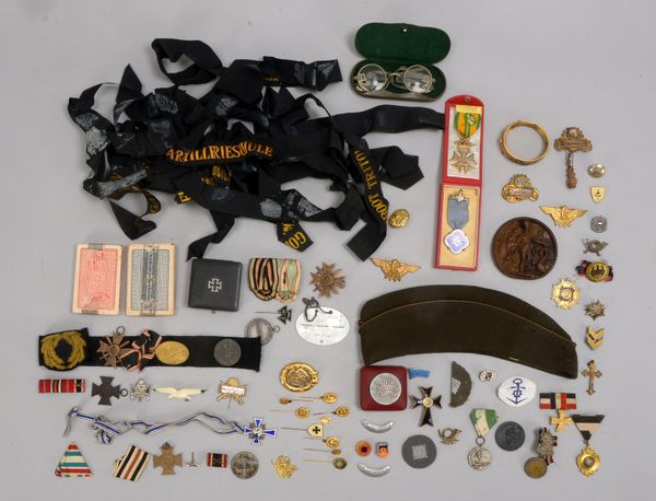 Militaria-Sammlerkonvolut (I. und II. WK, u.a.), div. Teile: 1 Armreif, Etui 'EK', u.a.