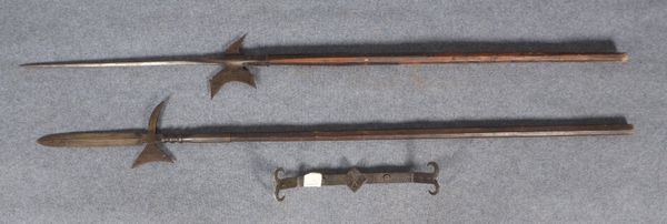 2 Hellebarden, versch. Ausf./1x durchbrochen: 1x Vierkant-Klinge/1x 2-schneidig