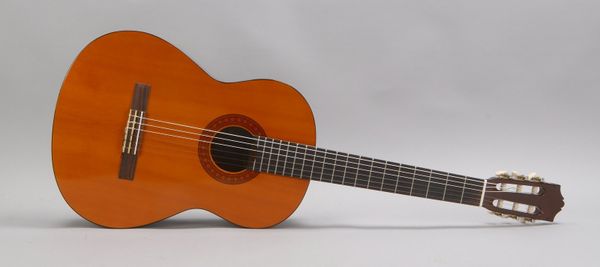 Konzertgitarre, Yamaha 'C-40' - komplett neu besaitet; Länge 100 cm