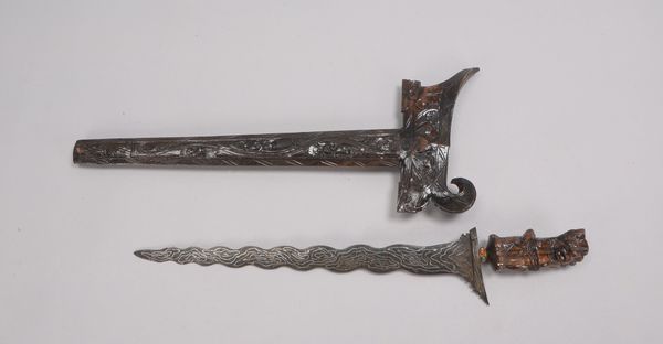 Kris (Indonesien), gewellte Klinge, Holz-Griff und Scheide/geschnitzt; Länge 62 cm
