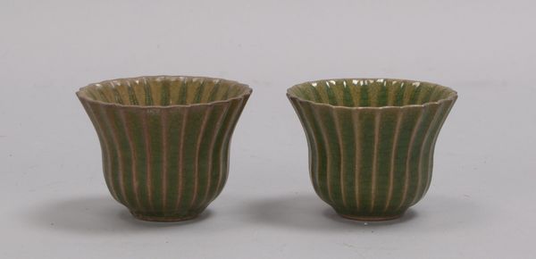 Paar Teetassen (China), Keramik, Glasur in Spinatgrün; Höhe 5,5 cm, Ø 7,5 cm