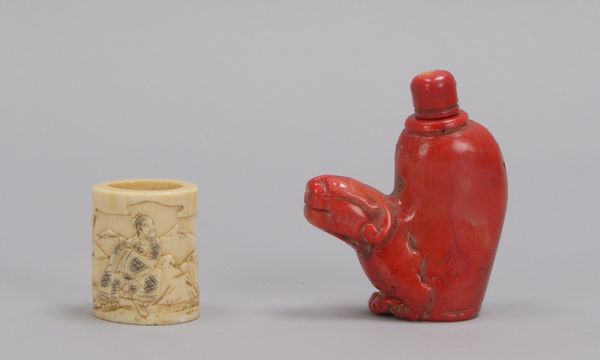 2 Asiatika-Sammlerstücke: figürliche Snuff Bottle, Koralle, Höhe 6,8 cm; und Kimono-Gürtelring, Bein