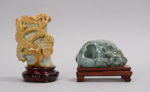 2 Jadeschnitzereien (China), verschiedene Ausführungen, jeweils auf Holzsockel; 1x Höhe 15 cm, und 1