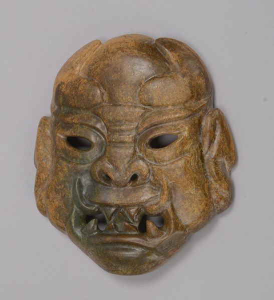Jadeschnitzerei (China), 'Gesichtsdarstellung - Maske', scheibenförmig, mit einzelner Bohrung für Au