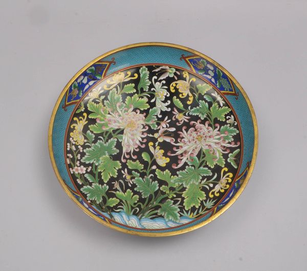 Große Fußschale (China, 19. Jahrhundert), Cloisonné-Arbeit, mit Blumendekor; Höhe 11 cm, Ø 38 cm