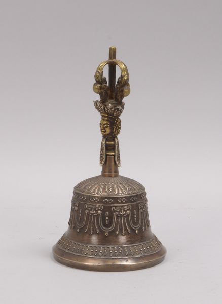 Gebetsglocke/Altarglocke (Tibet), Bronze, umlaufend ornamentales Reliefdekor, mit figürlichem Griff