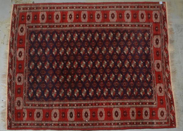 Turkman-Orientteppich (Iran), mittelfeine Knüpfung, durchgemustert