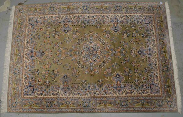 Gr. Orientteppich, mittelfeine Knüpfung, floral gemustert/auf beige-grünem Feld