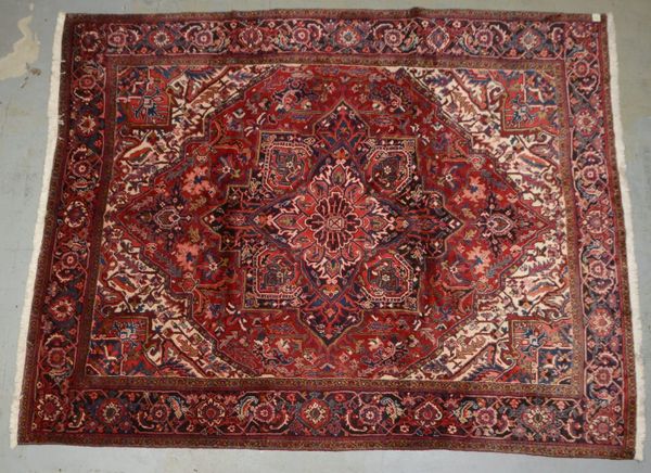 Heriz, ringsum komplett, hochflorig, in gutem Zustand; Maße 360 x 285 cm