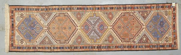 Sumakh-Galerie, mit 5x Medaillons, ringsum komplett; Maße 392 x 82 cm
