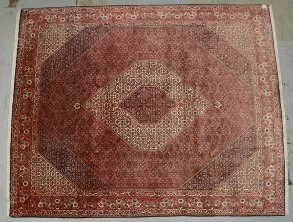 Bidjar, feine feste Knüpfung, ringsum komplett, hochflorig; Maße 314 x 252 cm