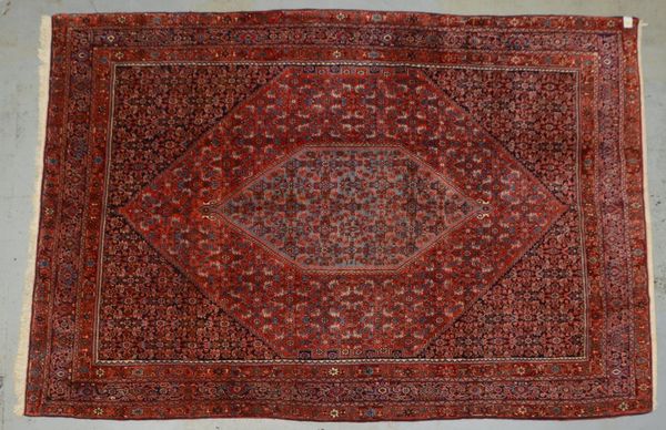 Bidjar, mittelfeine Knüpfung, hochflorig, in sehr gutem Zustand; Maße 340 x 235 cm