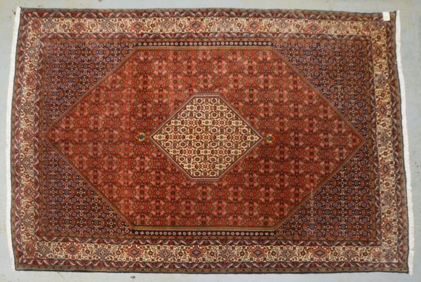 Bidjar, mittelfeine/feine Knüpfung, fester dichter Flor, guter Zustand; Maße 300 x 200 cm