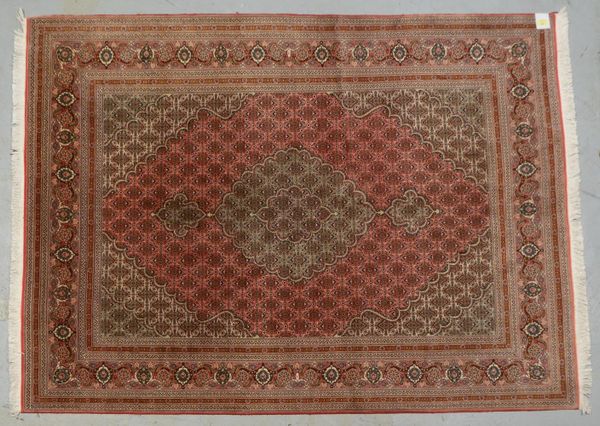 Täbriz, mit Seidenanteilen, feine/mittelfeine Knüpfung, gleichmäßiger Flor