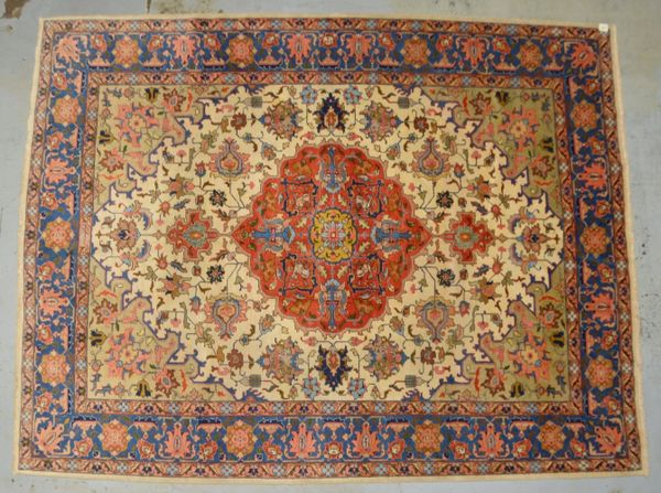 Täbriz, mittelfeine feste Knüpfung, hellgrundig; Maße 330 x 260 cm