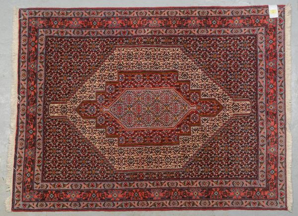 Senneh, feste Knüpfung, dichter Flor - in gutem Zustand, Maße 158 x 120 cm