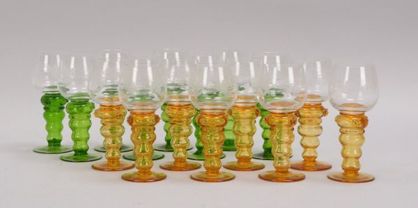 Theresienthal, 16x Weingläser, Weinlaub-/Noppendekor: 8x grüner Fuß, 8x bernsteinf.