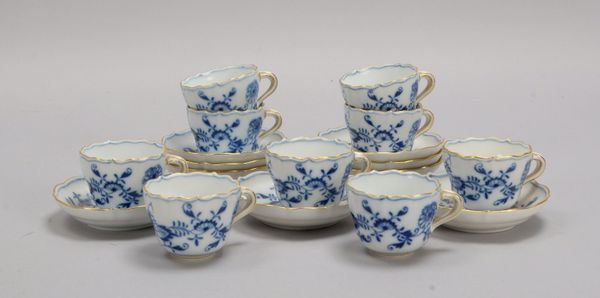 Meissen (Knaufzeit, I. Wahl), Satz Mokkatassen, Zwiebelmuster, 9 Stück