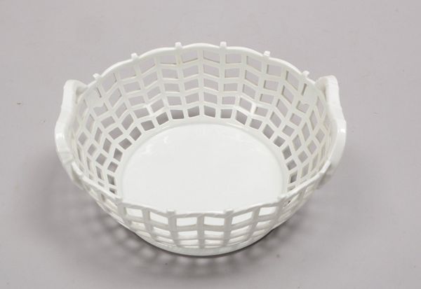 Fürstenberg, Porzellankorb, durchbrochen, mit 2x Handhaben; Höhe 11 cm