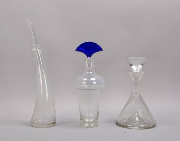 Kleines Glaskaraffen-Konvolut, mit eingeschliffenem Glasstopfen, 3 Stück