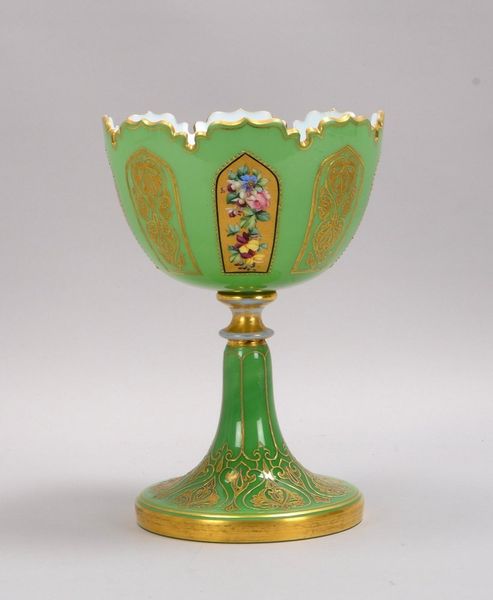 Tischpokal (Biederm.), Opalglas, grüner Überfang, z.T. vergoldet/mit Blumendekor