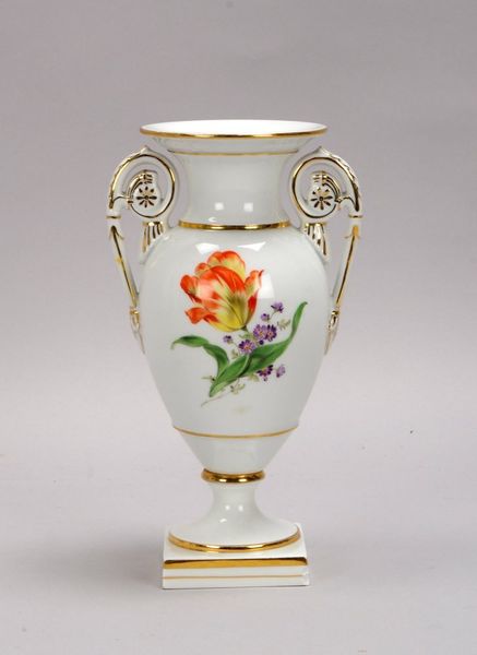 Meissen (Schwertermarke, 2-gestr.), Tischvase/Pokalvase auf Stand; Höhe 22,5 cm