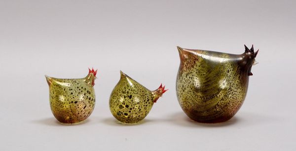 Glaskunst-Objektgruppe, 3-tlg.: 'Henne mit zwei Küken', flaschengrünes Glas