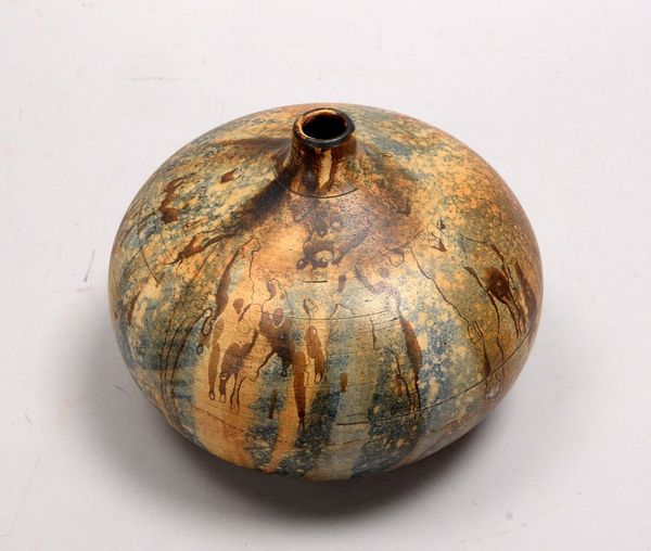 Künstler-Keramikvase, im Boden mit Signet, dat. (19)'81'; Höhe 14 cm, Ø 18 cm