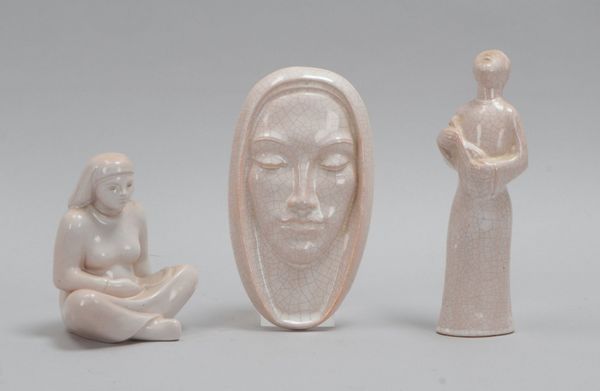 3x Künstlerkeramiken: 'Sitzende', 'Frau mit Mandoline', 'Kopf-Relief'; Höhe 14 - 22 cm
