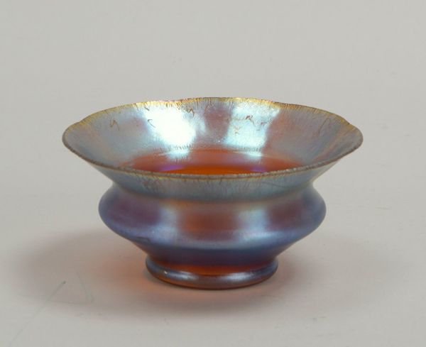 WMF, Myra-Schale, blau-türkisfarben irisierendes Glas, mit ausgeschliff. Kugelabriss