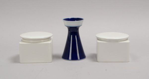 KPM, 2x Weißporz.-Deckelgefäße, Höhe 8 cm; und Hyazinthenvase, Höhe 13 cm