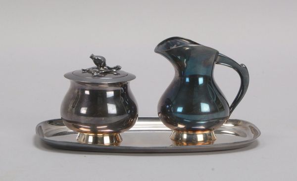 Milch- und Zuckergefäß, 925 Silber, Deckel mit figürl. 'Blüte', auf Tablett