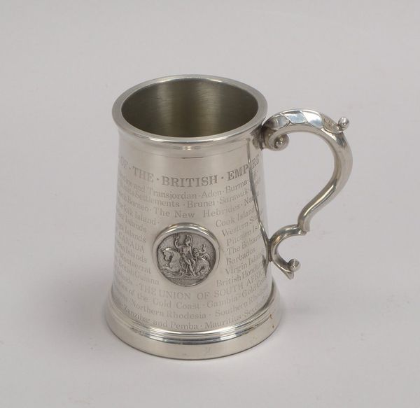 Zinnkrug (Harrods/England), versilbert, 'British Empire', mit Glasboden