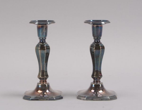 Paar Tischkerzenleuchter (Schweden), 830 Silber (mehrfach punziert) - gefüllt; Höhe 15 cm