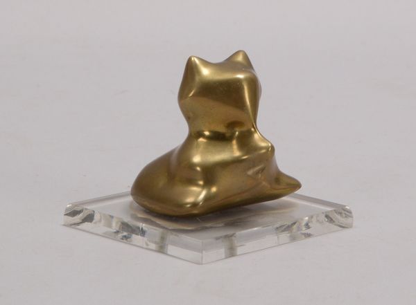 Baron, Harry, Bronzeskulptur, 'Sitzender Bär', sign./bez., auf Plexiglas-Sockel montiert