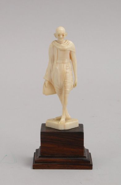 Beinskulptur, 'Gandhi-Darstellung', geschnitzt, Figur auf Holzsockel; Höhe 14 cm
