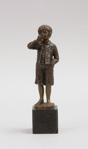Bronzefigur, 'Rauchender Lausbub', Figur auf Marmorplinthe, sign.; Höhe 20,2 cm