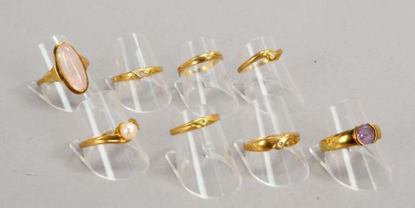 8x Goldringe, 333 GG, versch. Ausf./teils mit Steinbesatz; Gew. zus. 13,50 g