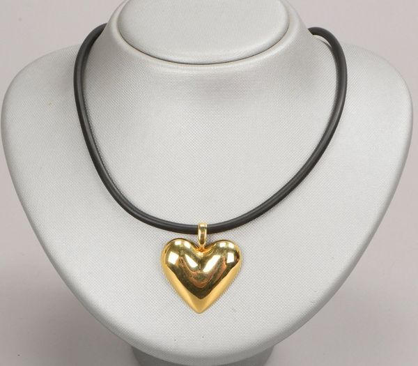 Collier, figürl. 585 GG-Anhänger, 'Herz', an Kautschukband/585 GG-Schließe