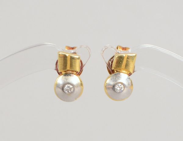 Paar Ohrstecker, 585 GG (gest.), teils rhodiniert, mit je 1 kl. Brill.; Gew. 1,60 g