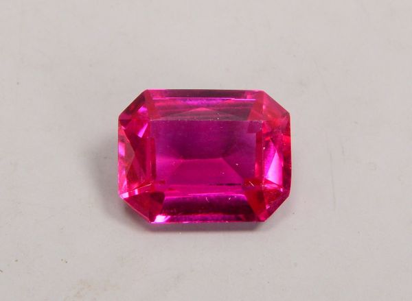 Einzelner Rubin, Stein im Scherenschliff; Maße 9 x 11 mm