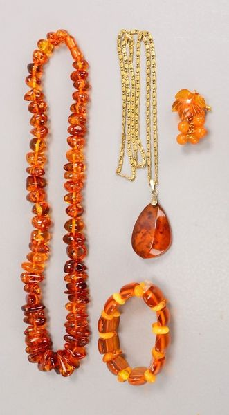 Kleines Bernsteinschmuck-Konvolut: Collier, Armband, Anhänger und Brosche