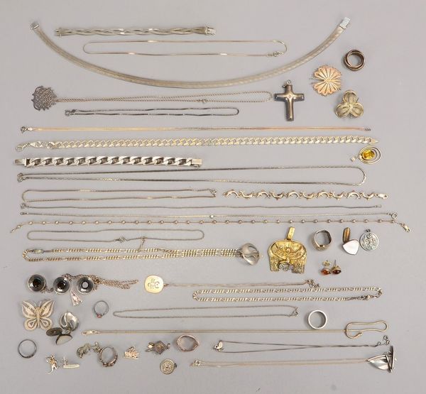 Silberschmuck-Konvolut, versch. Teile: Halsketten, Broschen, Ringe, u.a.; Gew. 395 g