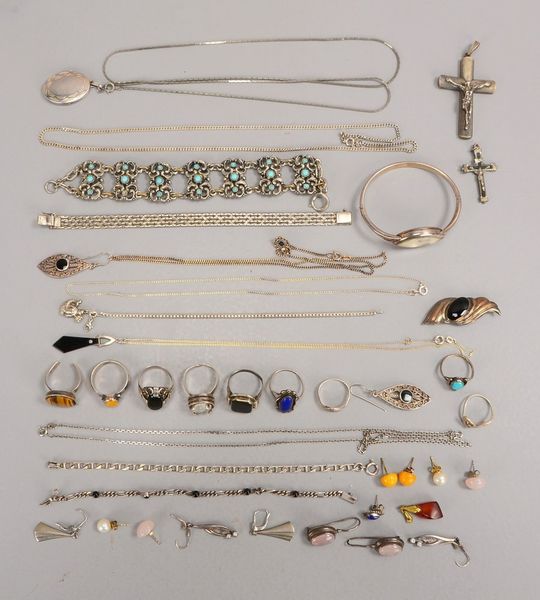Silberschmuck-Konvolut, versch. Teile/Ausf.: Armbänder, Ringe, u.a.; Gew. 245 g