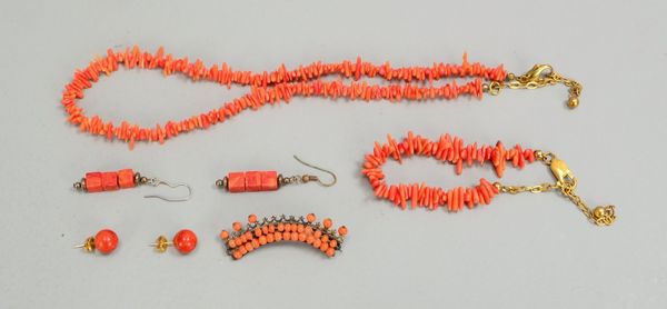 Korallenschmuck: Halskette, Armband, Brosche, Paar Ohrhänger, Paar Ohrstecker