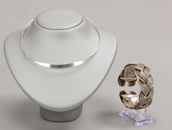 Silberschmuck: Halsreif, Ø 12 cm, und Armspange, Ø 6,5 cm; Gewicht zus. 94 g