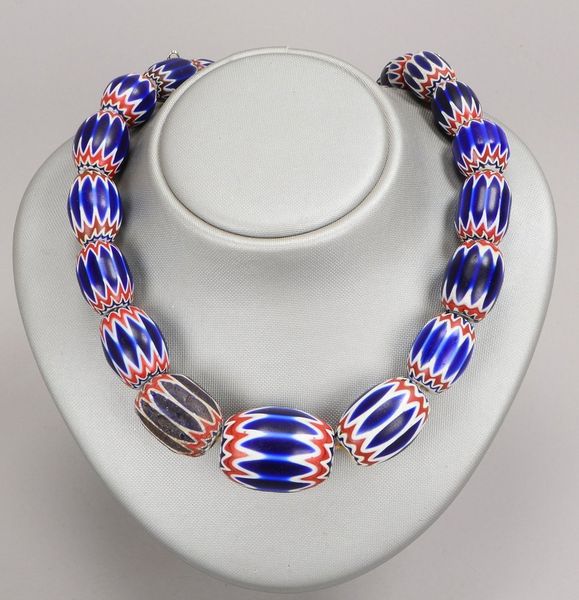 Murano/Venedig, Strang aus Chevron-Perlen/verlaufend, 31 Stück; Länge 60 cm