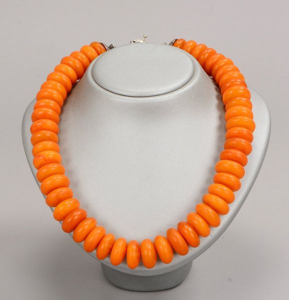 Ethnoschmuck-Collier, gedrückte bersteinähnliche Harzperlen, Silberschließe